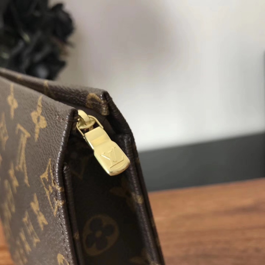 M47542, TOILETRY POUCH 26, Louis Vuitton LV