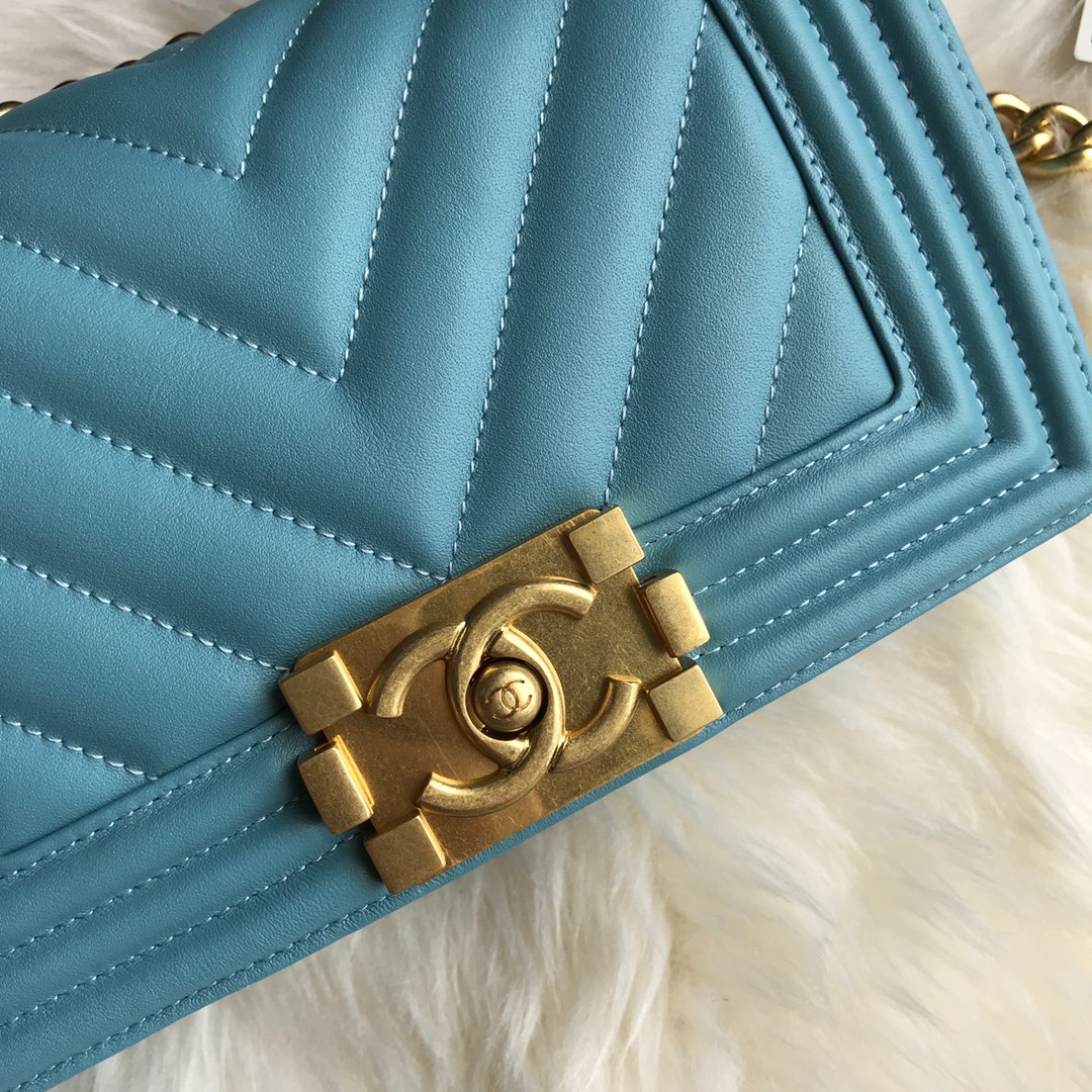 A67085, Small BOY CHANEL Handbag, Calfskin & Gold-Tone Metal
