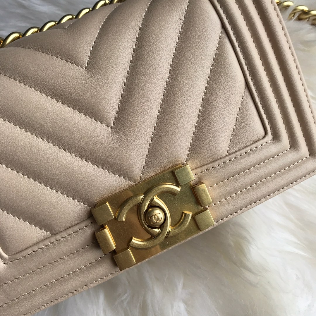 A67085, Small BOY CHANEL Handbag, Calfskin & Gold-Tone Metal