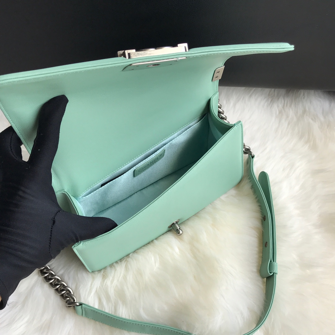  A67086, BOY CHANEL Handbag, Calfskin & Ruthenium-Finish Metal