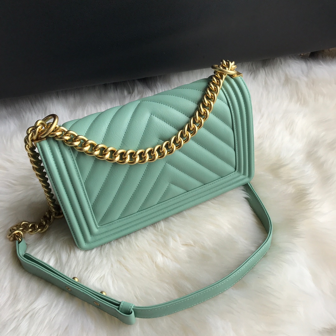 A67086, BOY CHANEL Handbag, Calfskin & Gold-Tone Metal