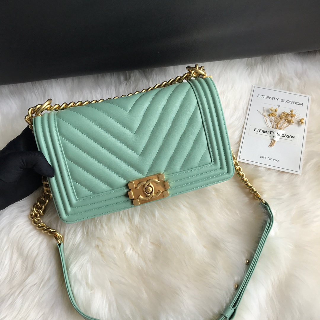  A67086, BOY CHANEL Handbag, Calfskin & Gold-Tone Metal