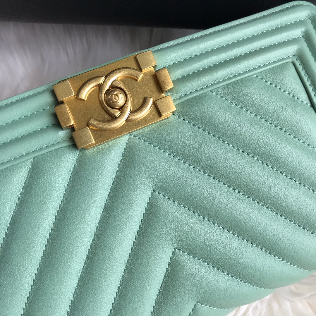  A67086, BOY CHANEL Handbag, Calfskin & Gold-Tone Metal