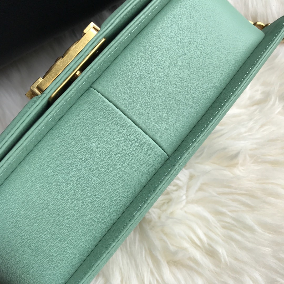  A67086, BOY CHANEL Handbag, Calfskin & Gold-Tone Metal