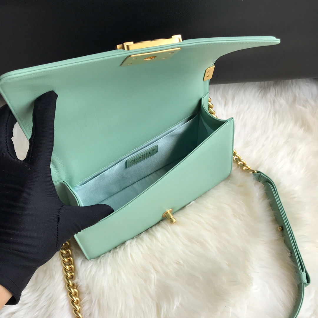  A67086, BOY CHANEL Handbag, Calfskin & Gold-Tone Metal