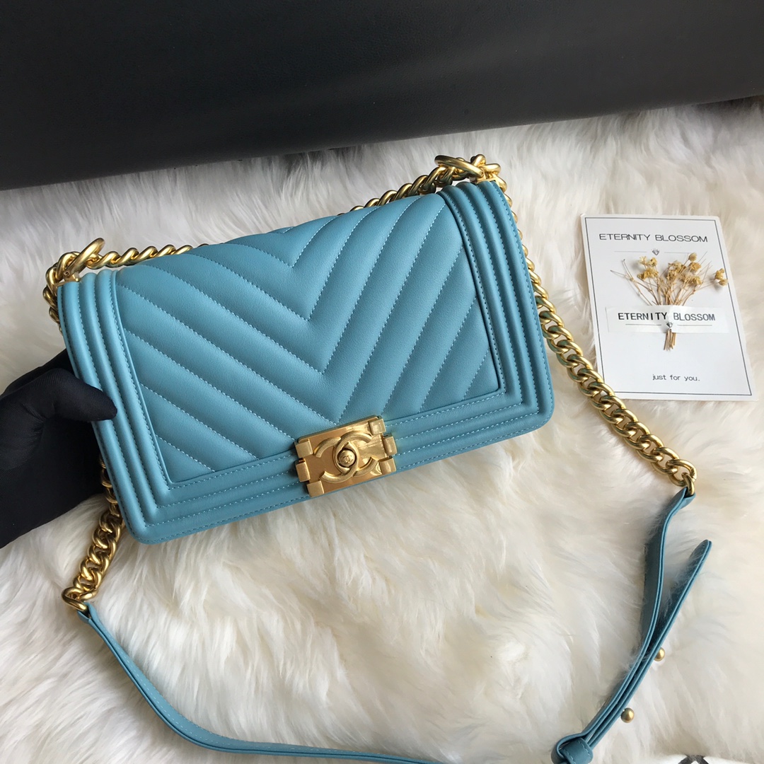  A67086, BOY CHANEL Handbag, Calfskin & Gold-Tone Metal
