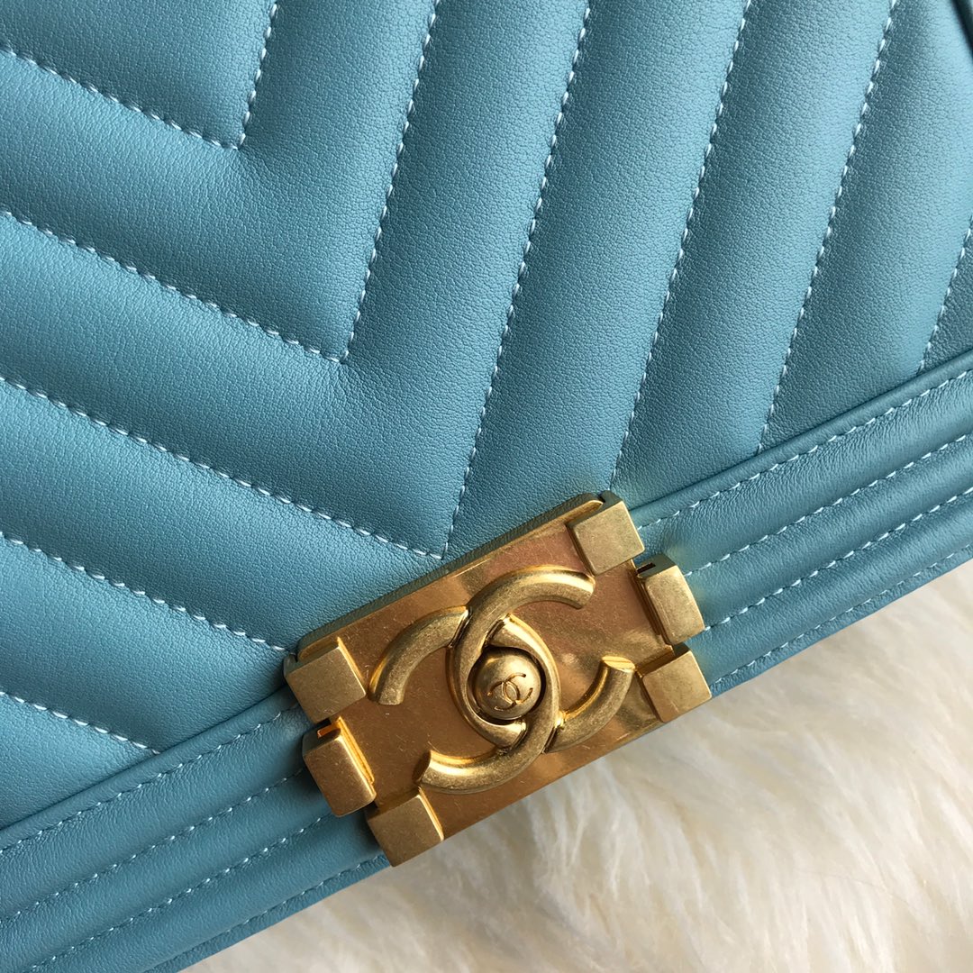  A67086, BOY CHANEL Handbag, Calfskin & Gold-Tone Metal