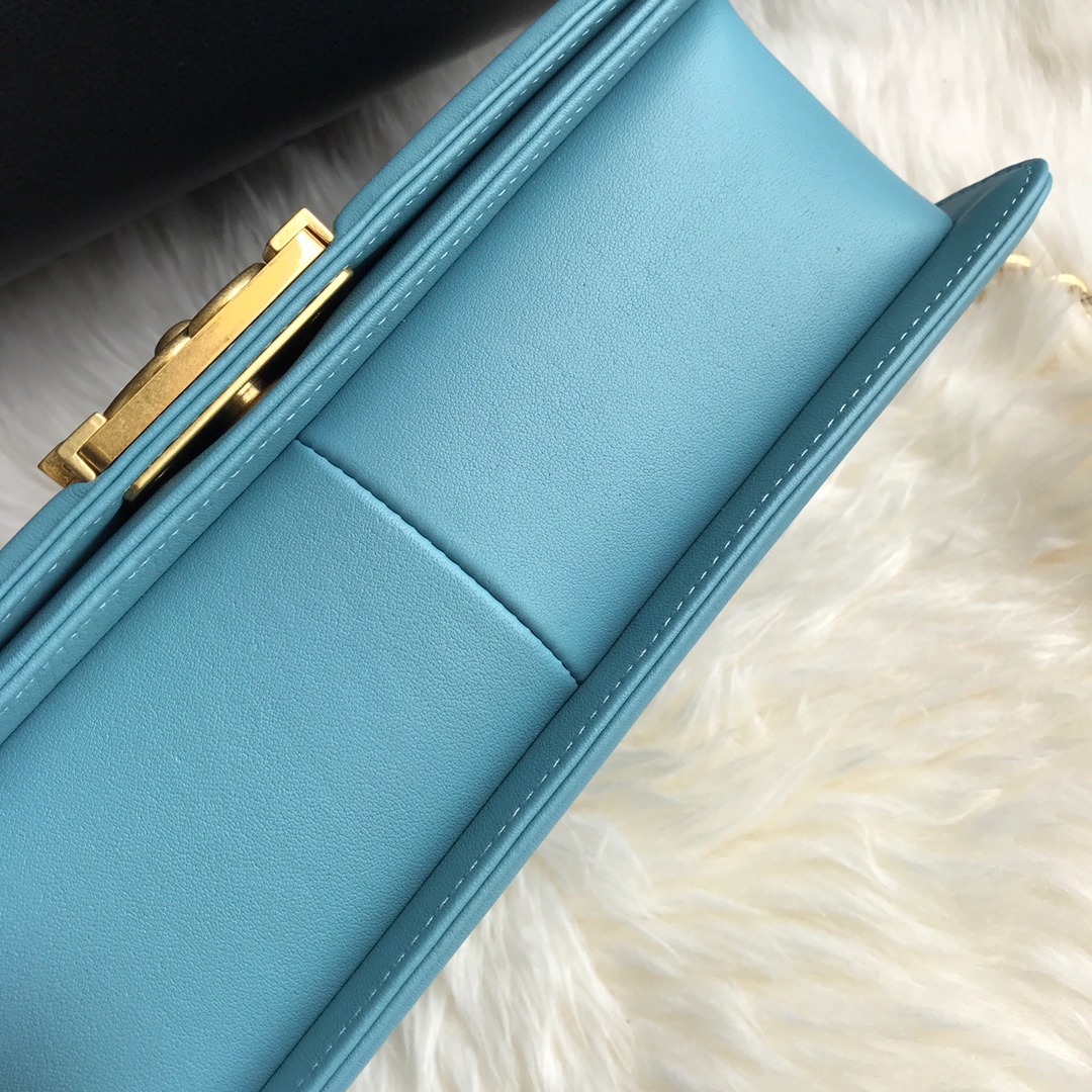  A67086, BOY CHANEL Handbag, Calfskin & Gold-Tone Metal