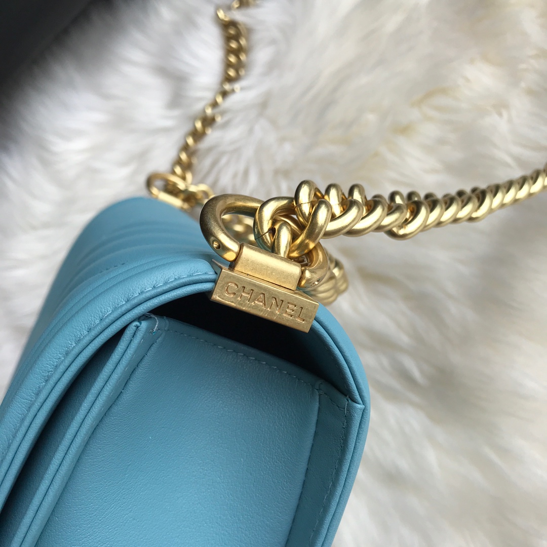  A67086, BOY CHANEL Handbag, Calfskin & Gold-Tone Metal