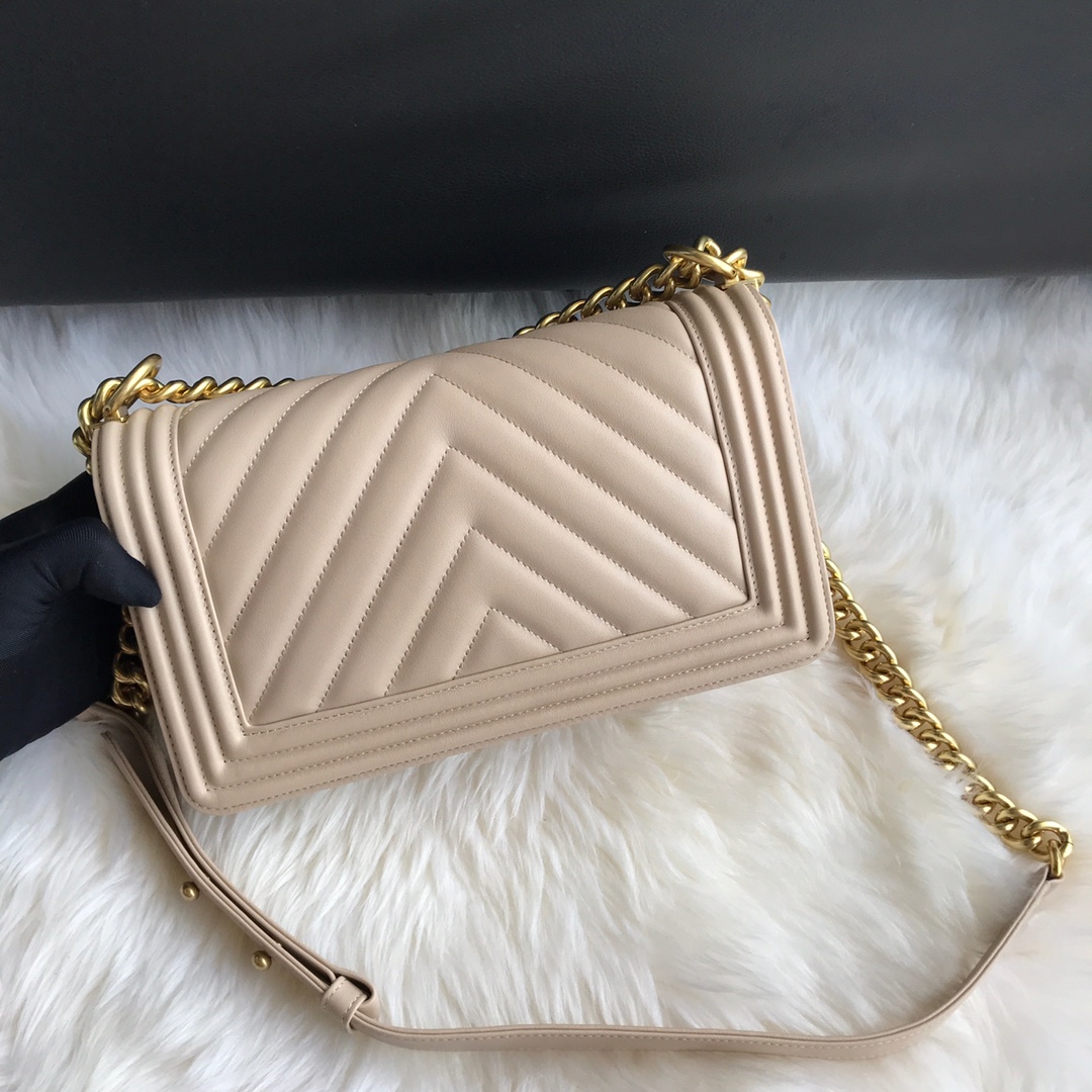  A67086, BOY CHANEL Handbag, Calfskin & Gold-Tone Metal