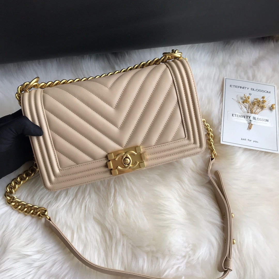  A67086, BOY CHANEL Handbag, Calfskin & Gold-Tone Metal