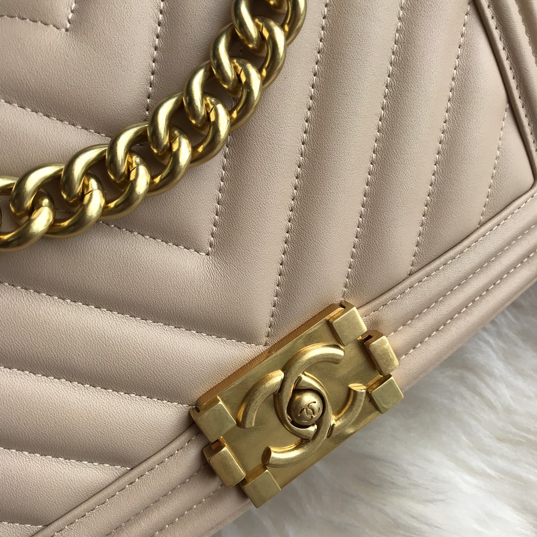  A67086, BOY CHANEL Handbag, Calfskin & Gold-Tone Metal