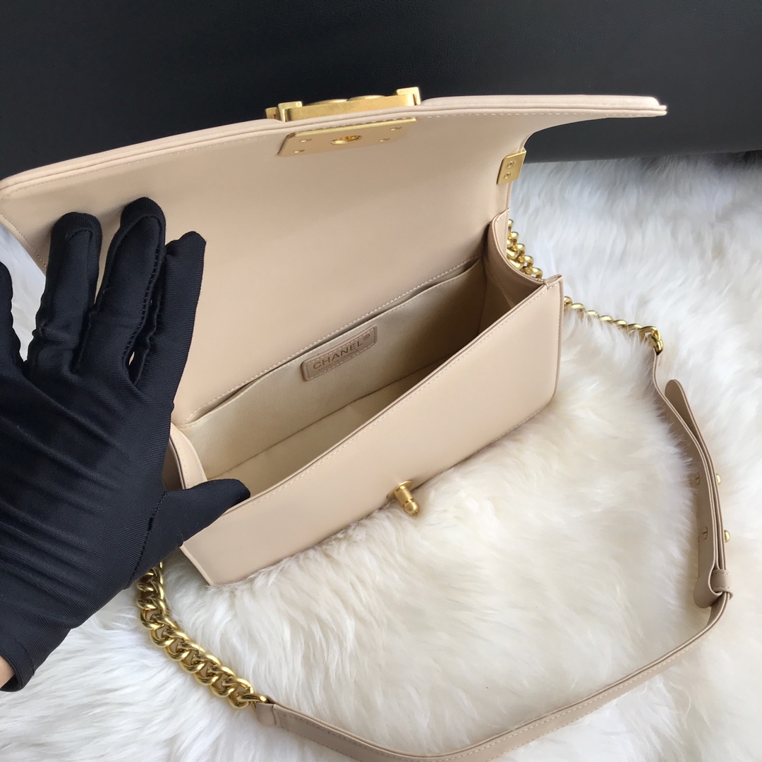  A67086, BOY CHANEL Handbag, Calfskin & Gold-Tone Metal
