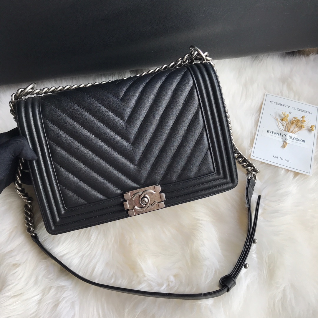  A92193, Large BOY CHANEL Handbag, Calfskin & Ruthenium-Finish Metal