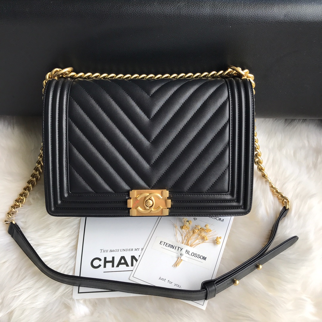  A92193, Large BOY CHANEL Handbag, Calfskin & Gold-Tone Metal