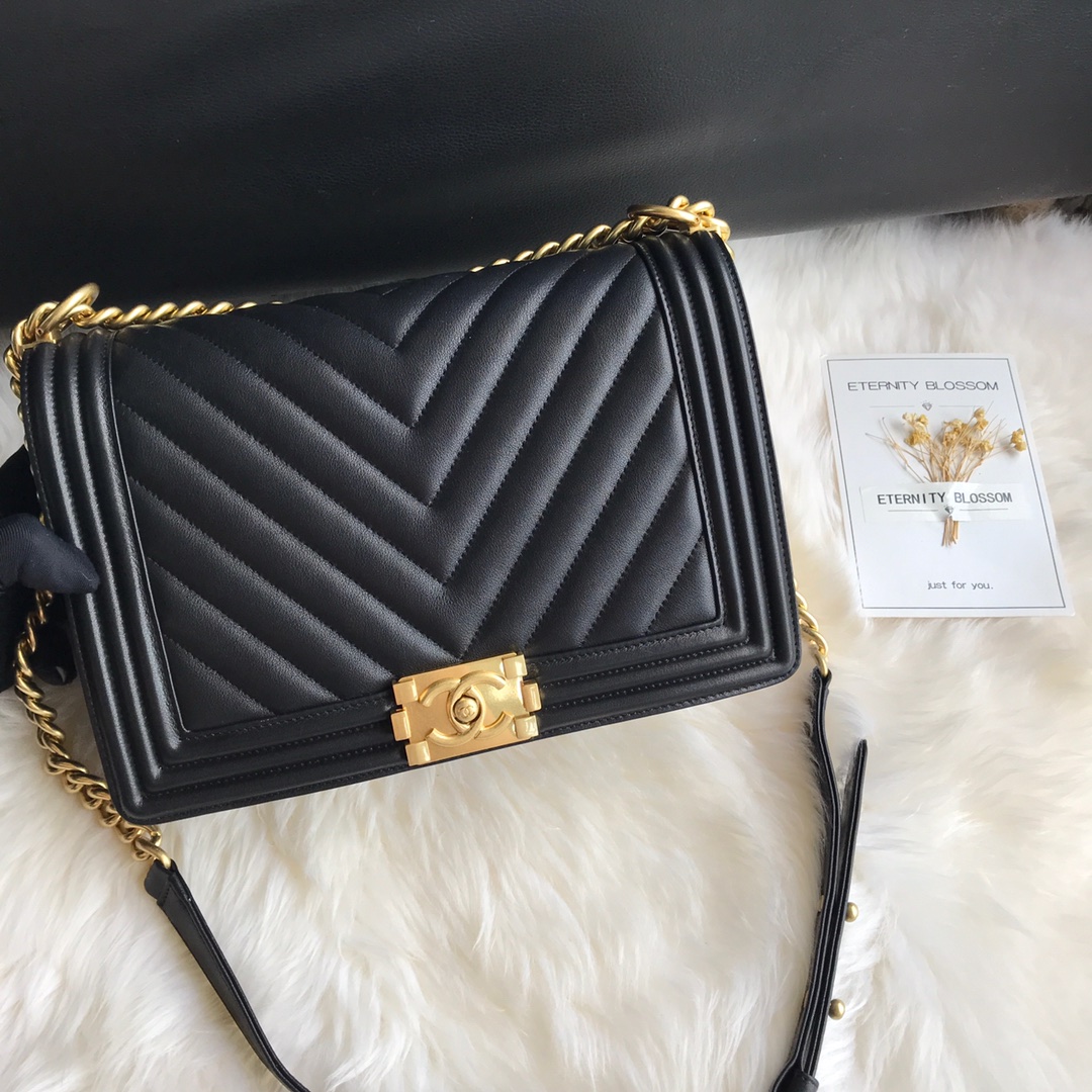  A92193, Large BOY CHANEL Handbag, Calfskin & Gold-Tone Metal