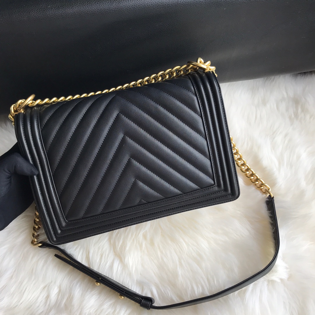  A92193, Large BOY CHANEL Handbag, Calfskin & Gold-Tone Metal