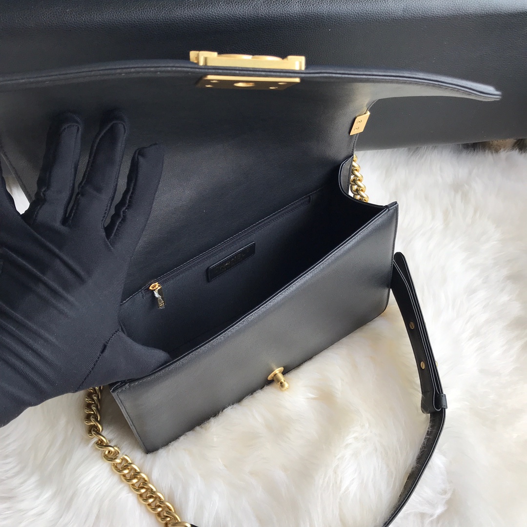  A92193, Large BOY CHANEL Handbag, Calfskin & Gold-Tone Metal