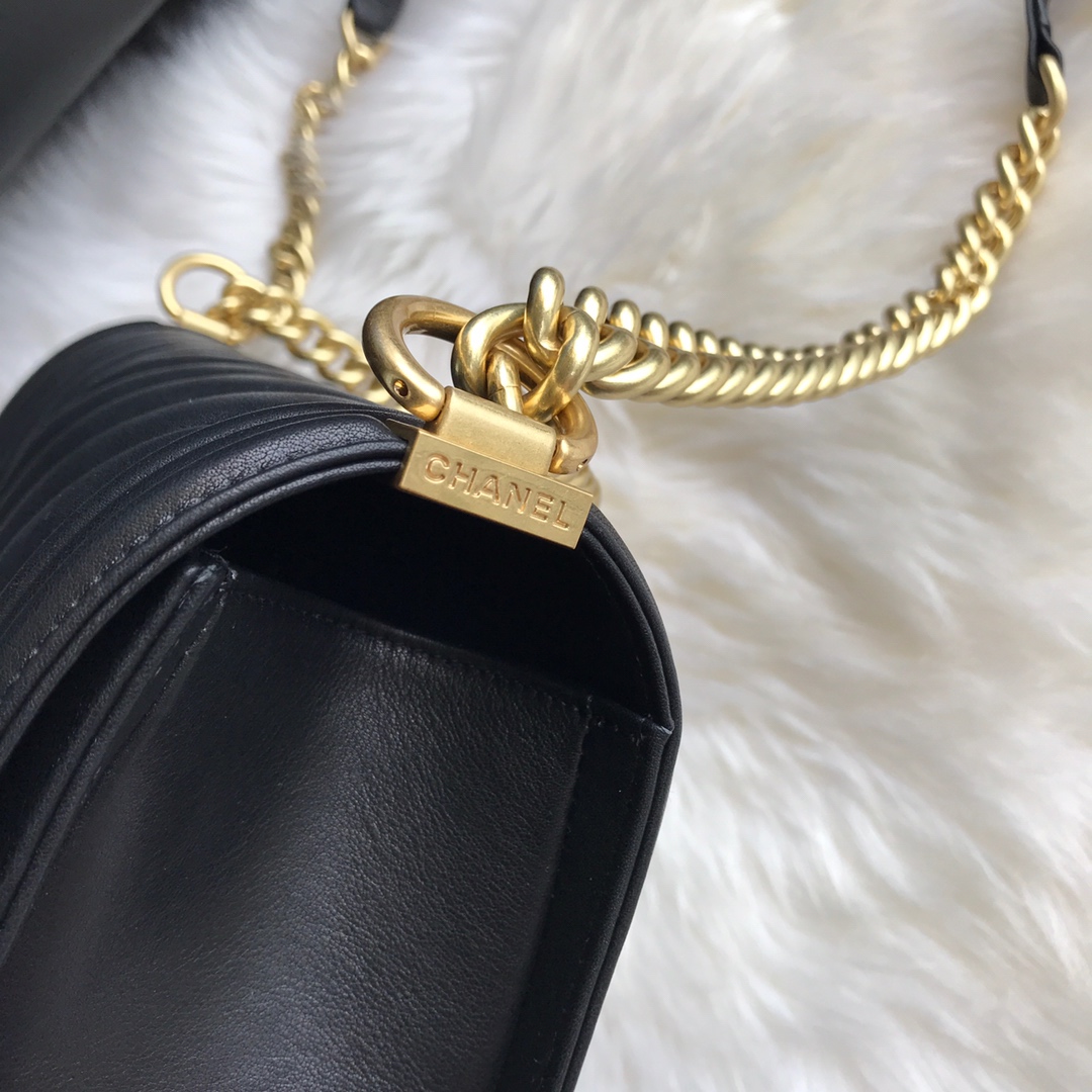  A92193, Large BOY CHANEL Handbag, Calfskin & Gold-Tone Metal