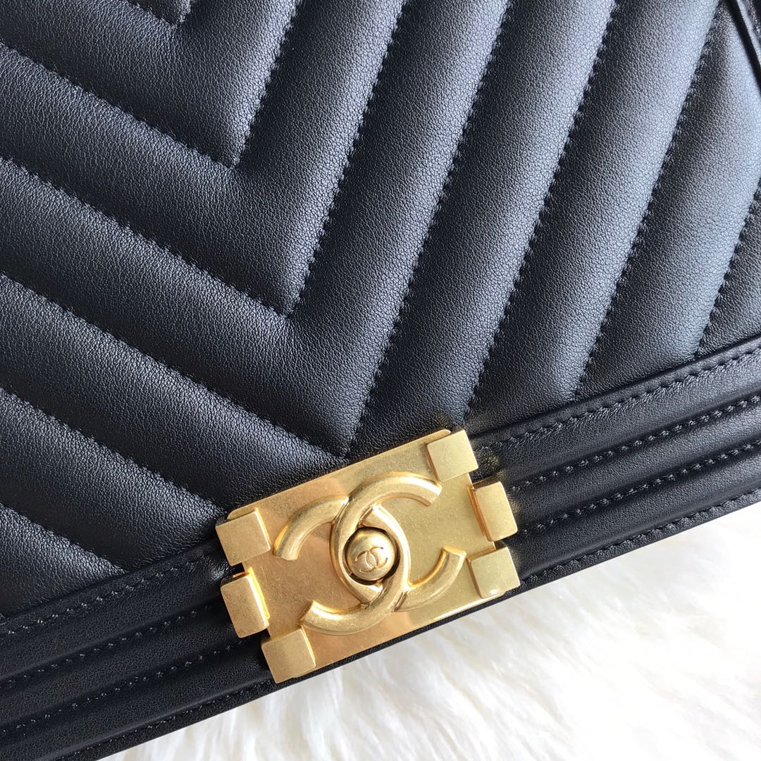  A92193, Large BOY CHANEL Handbag, Calfskin & Gold-Tone Metal