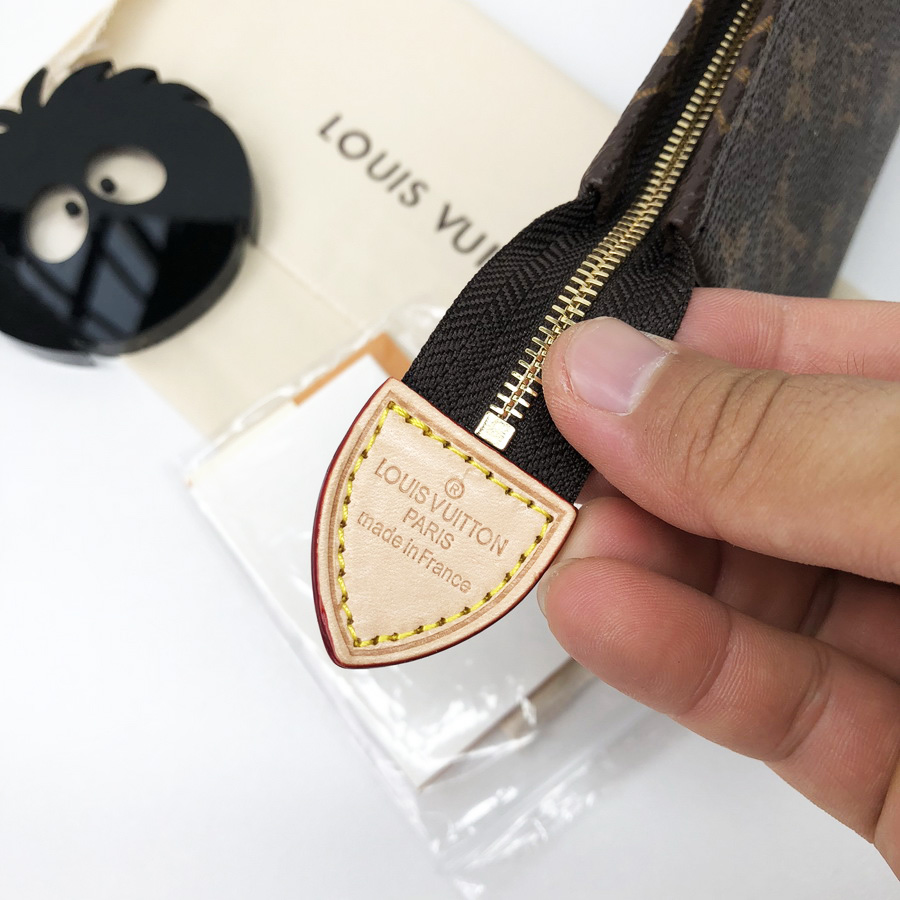 M47546, TOILETRY POUCH 15, Louis Vuitton LV