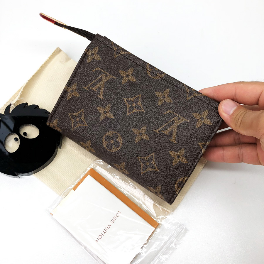 M47546, TOILETRY POUCH 15, Louis Vuitton LV