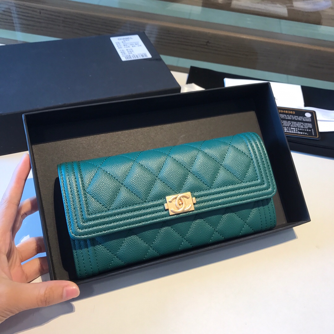 A80286, BOY CHANEL Flap Wallet, CAVIAR CALFSKIN