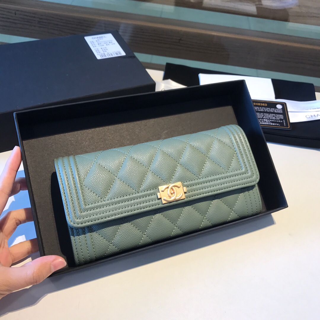 A80286, BOY CHANEL Flap Wallet, CAVIAR CALFSKIN