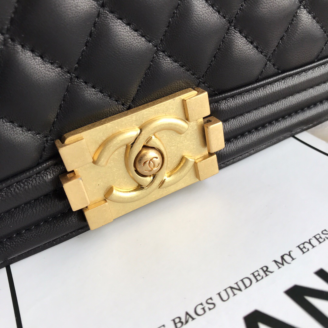A67086, CHANEL BOY CHANEL HANDBAG, LAMBSKIN