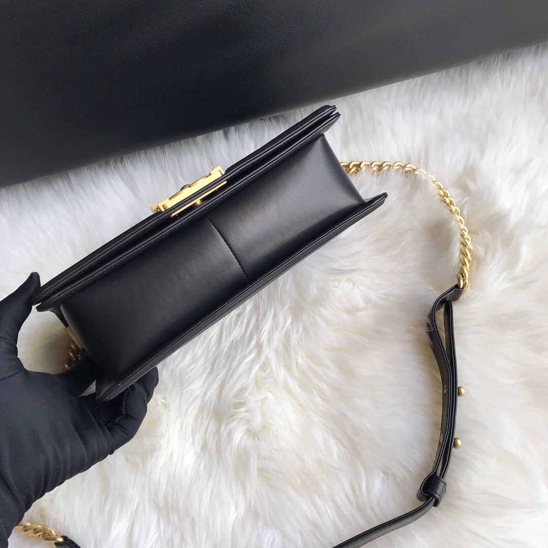 A67086, CHANEL BOY CHANEL HANDBAG, LAMBSKIN