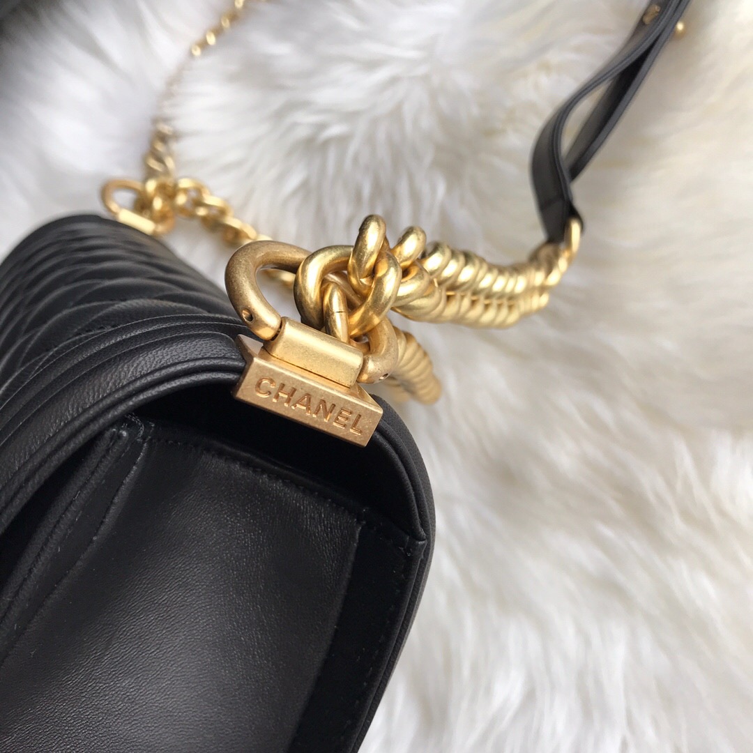 A67086, CHANEL BOY CHANEL HANDBAG, LAMBSKIN