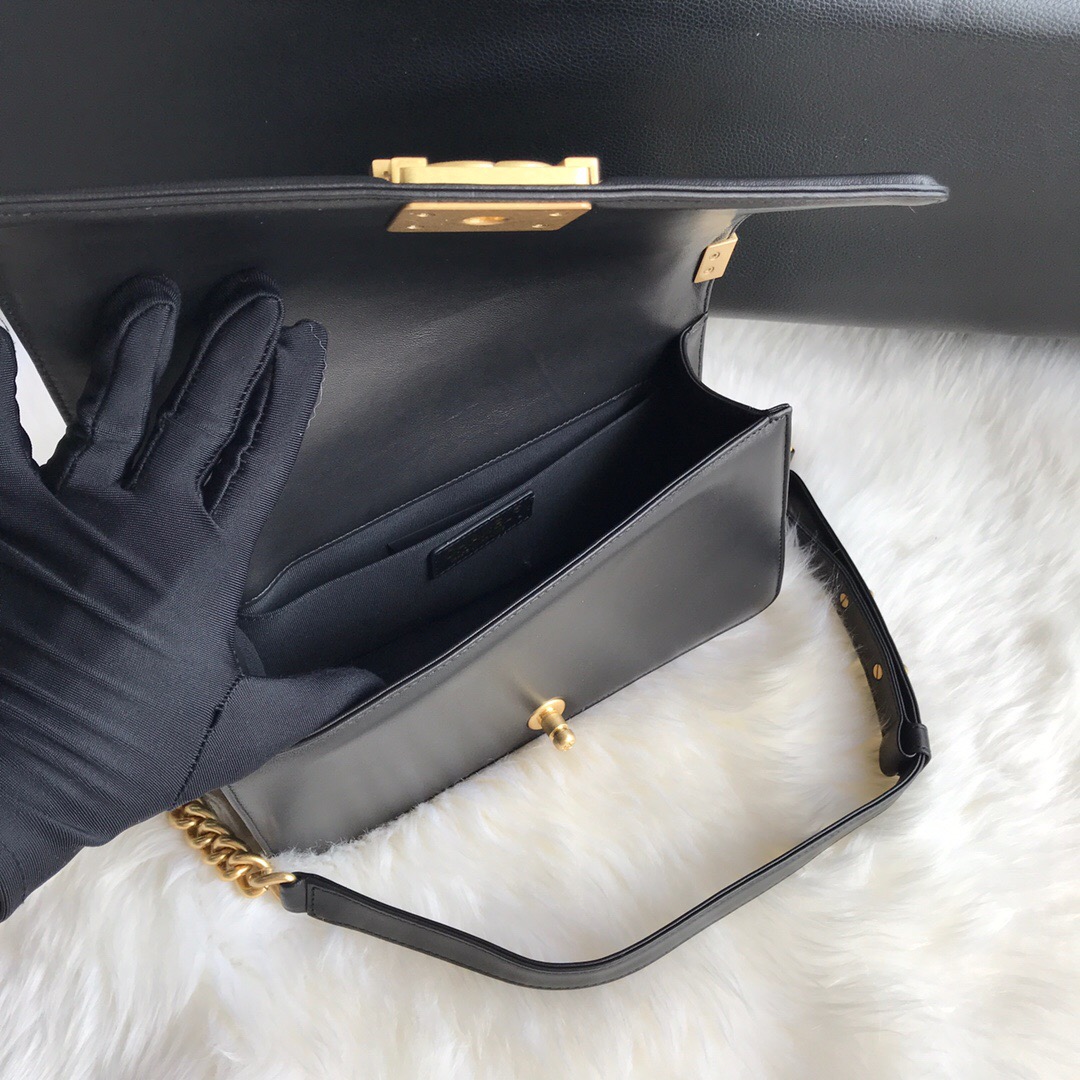 A67086, CHANEL BOY CHANEL HANDBAG, LAMBSKIN