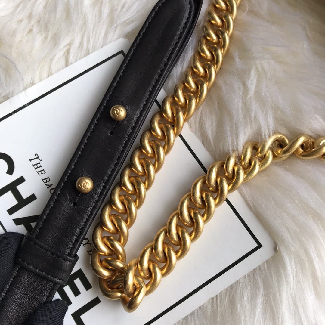 A67086, CHANEL BOY CHANEL HANDBAG, LAMBSKIN