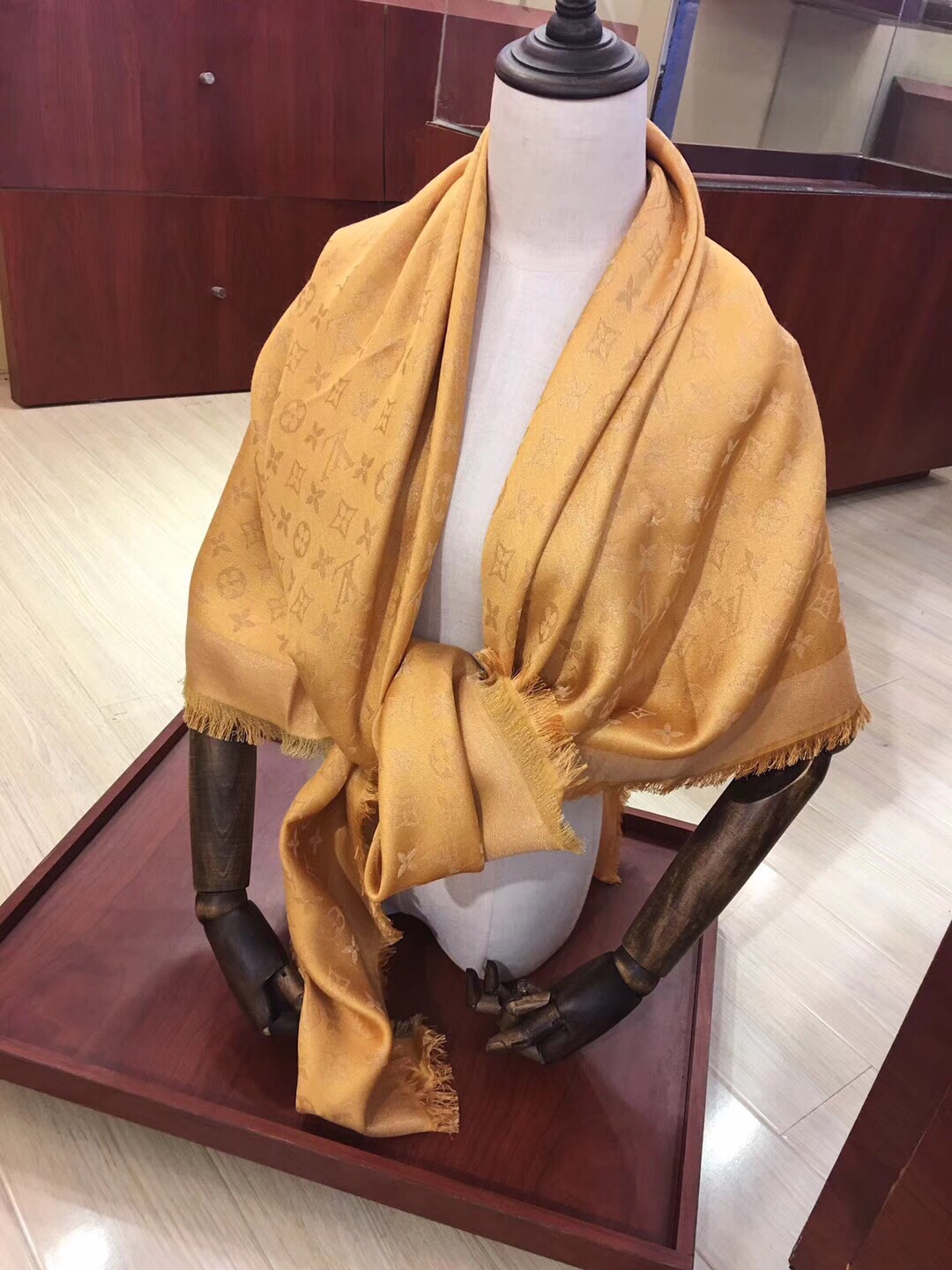 MONOGRAM SHINE(Gold) SHAWL, LOUIS VUITTON LV SHAWL