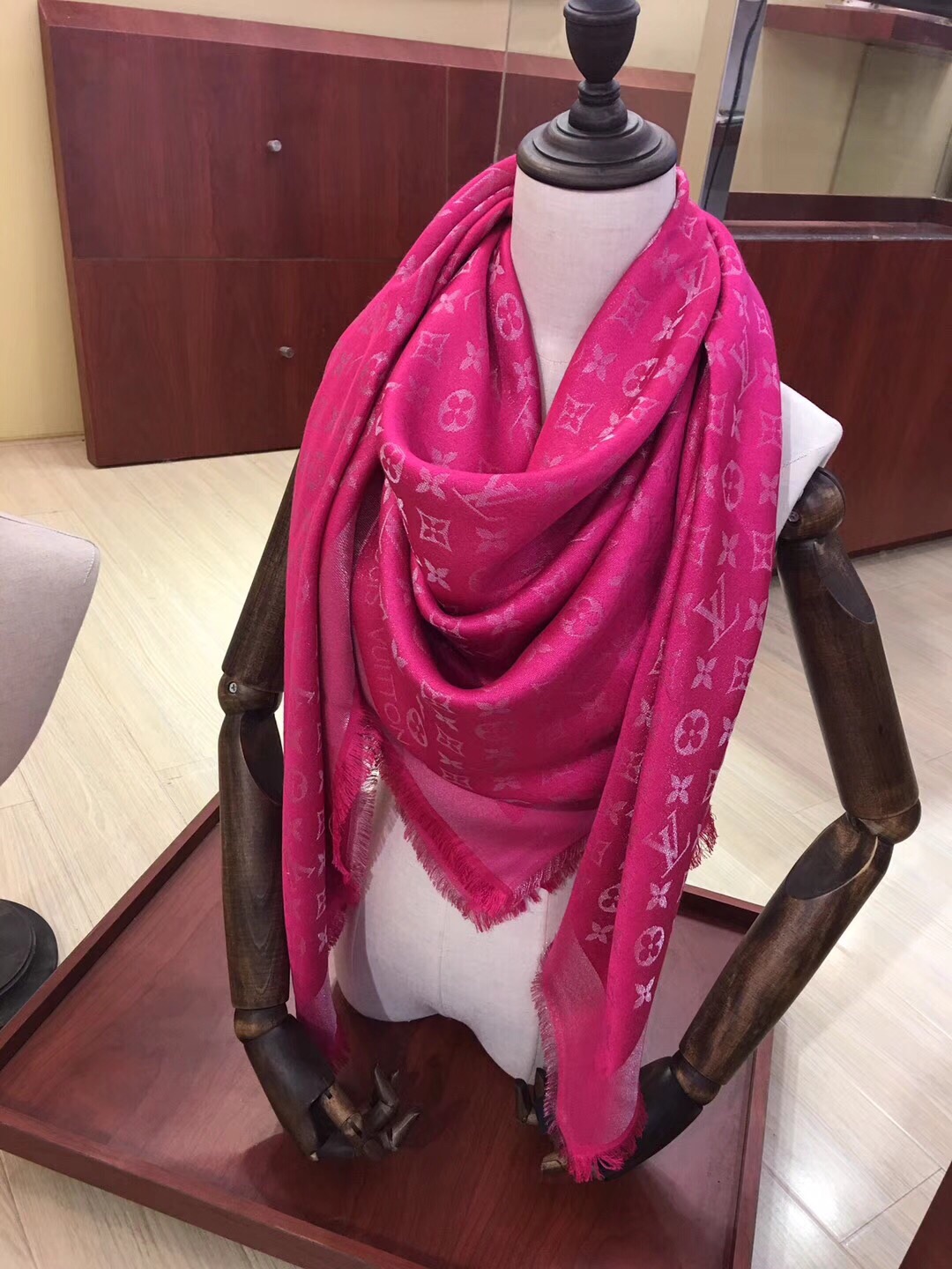 MONOGRAM SHINE(Silver) SHAWL, LOUIS VUITTON LV SHAWL