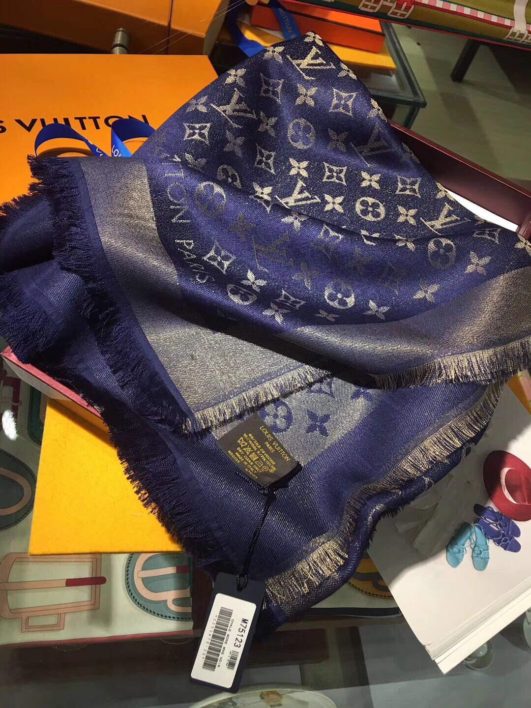 MONOGRAM SHINE(Gold) SHAWL, LOUIS VUITTON LV SHAWL