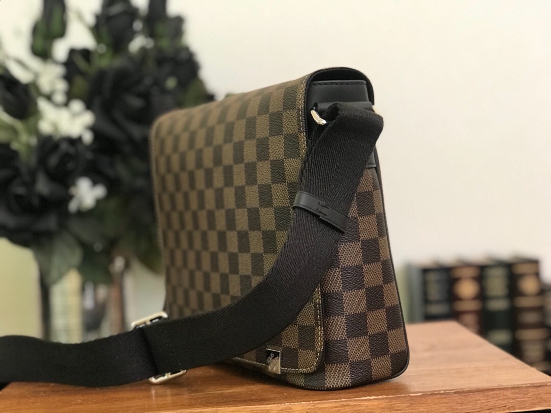 N41031 DISTRICT PM, Louis Vuitton LV Handbag