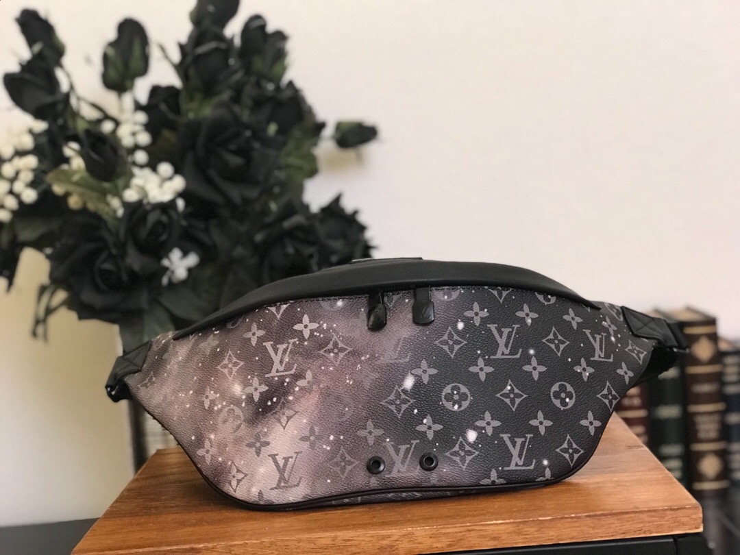 M44444, DISCOVERY BUMBAG, LOUIS VUITTON LV