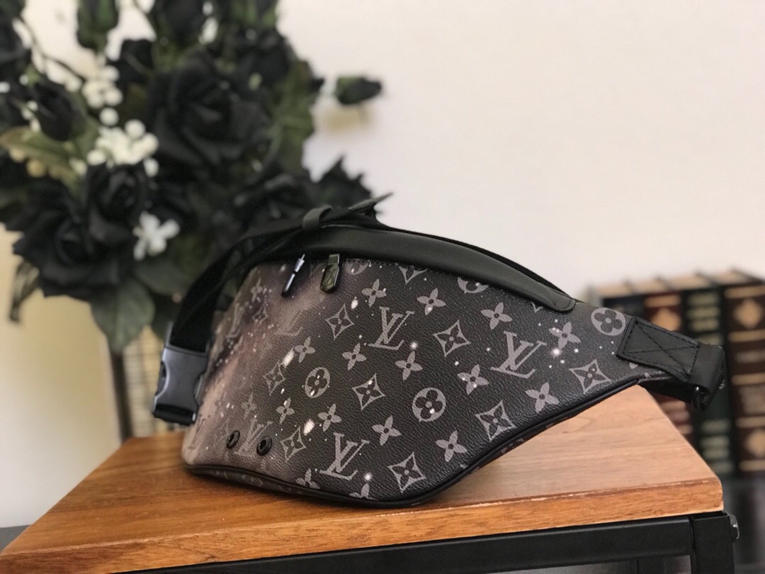M44444, DISCOVERY BUMBAG, LOUIS VUITTON LV