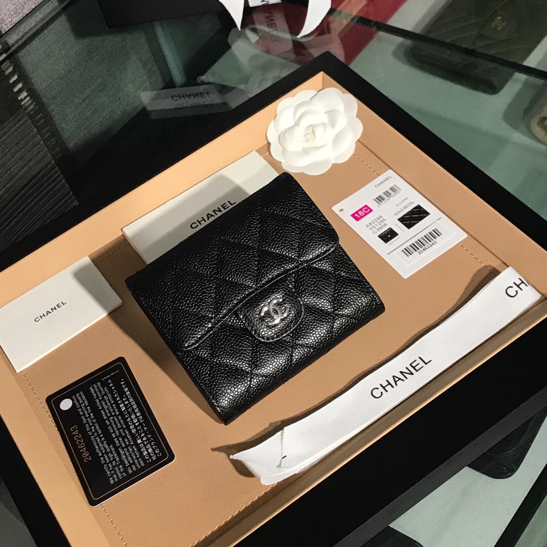 A81900  classic small flap wallet, CAVIAR CALFSKIN