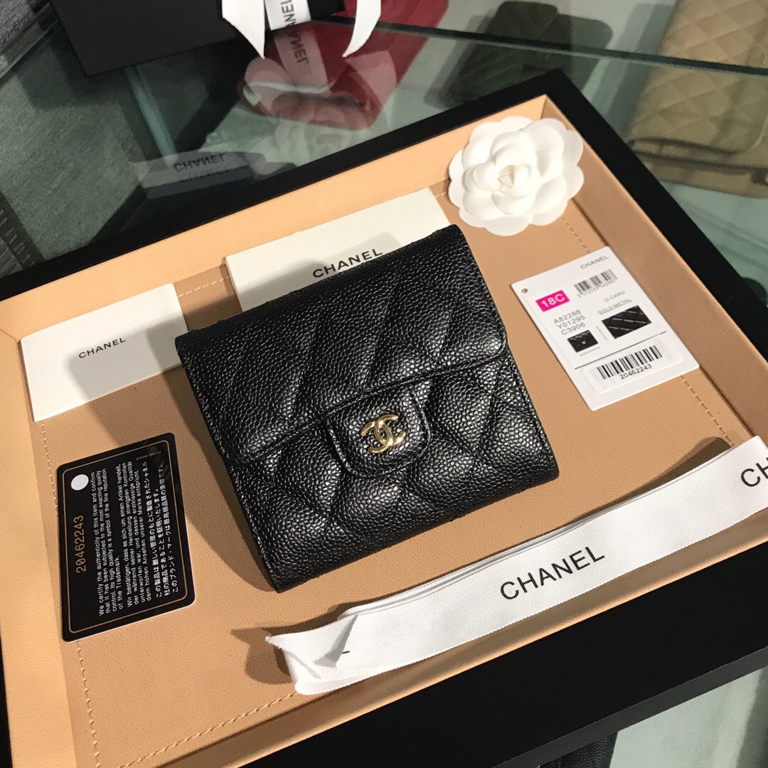 A81900  classic small flap wallet, CAVIAR CALFSKIN