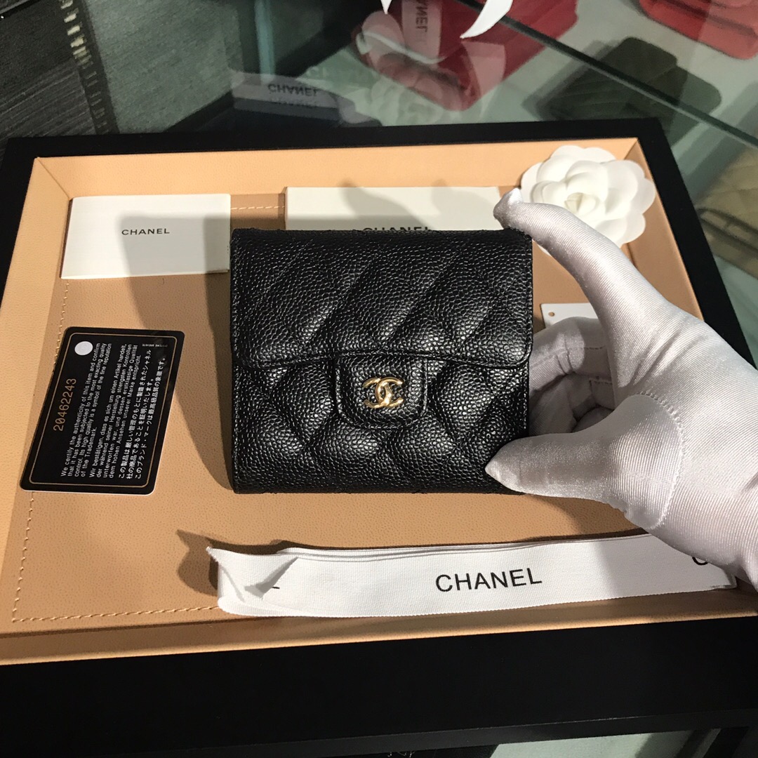 A81900  classic small flap wallet, CAVIAR CALFSKIN