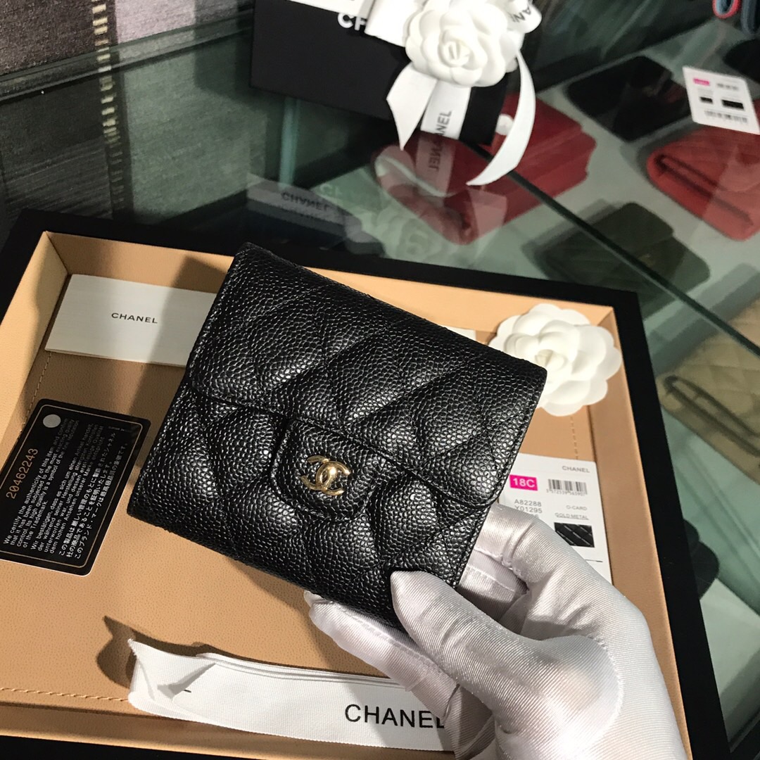 A81900  classic small flap wallet, CAVIAR CALFSKIN