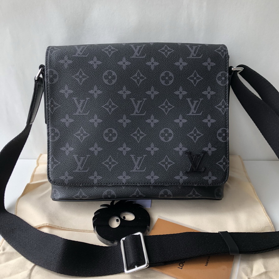 M44000 DISTRICT PM, Louis Vuitton LV Handbag