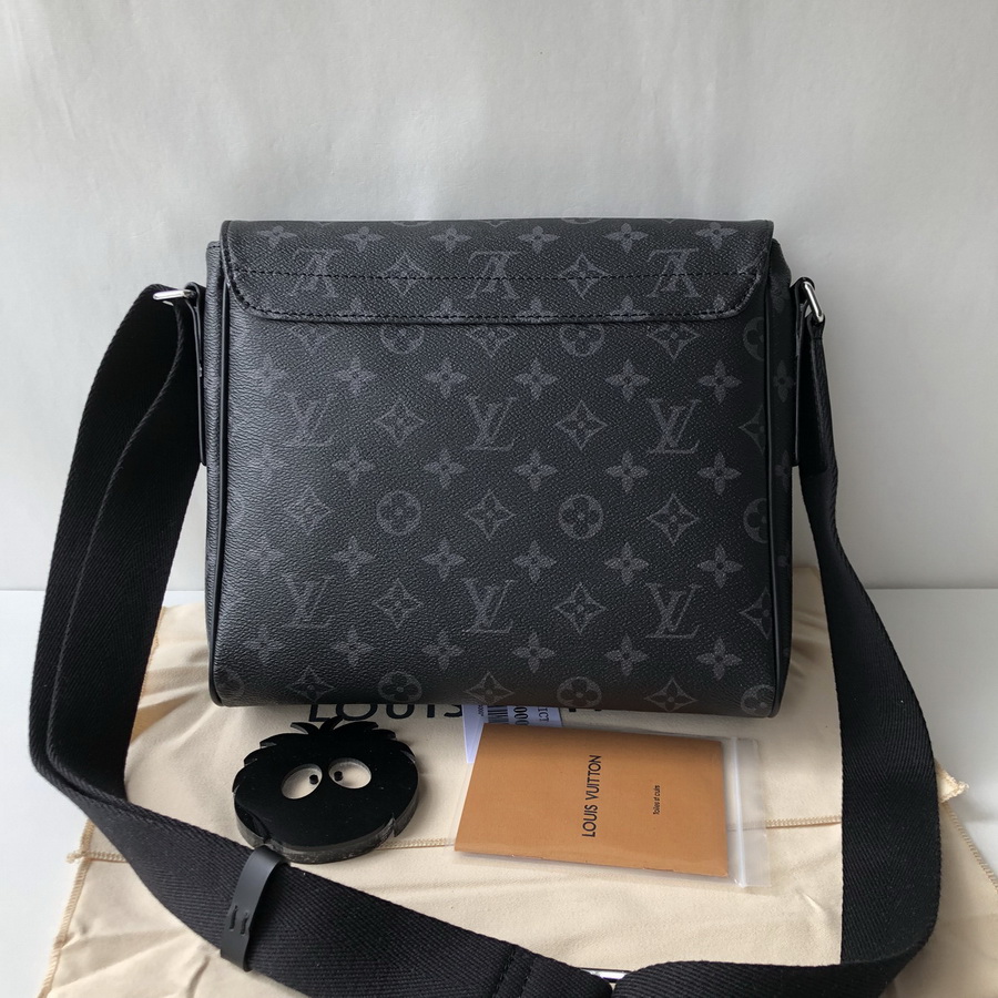 M44000 DISTRICT PM, Louis Vuitton LV Handbag