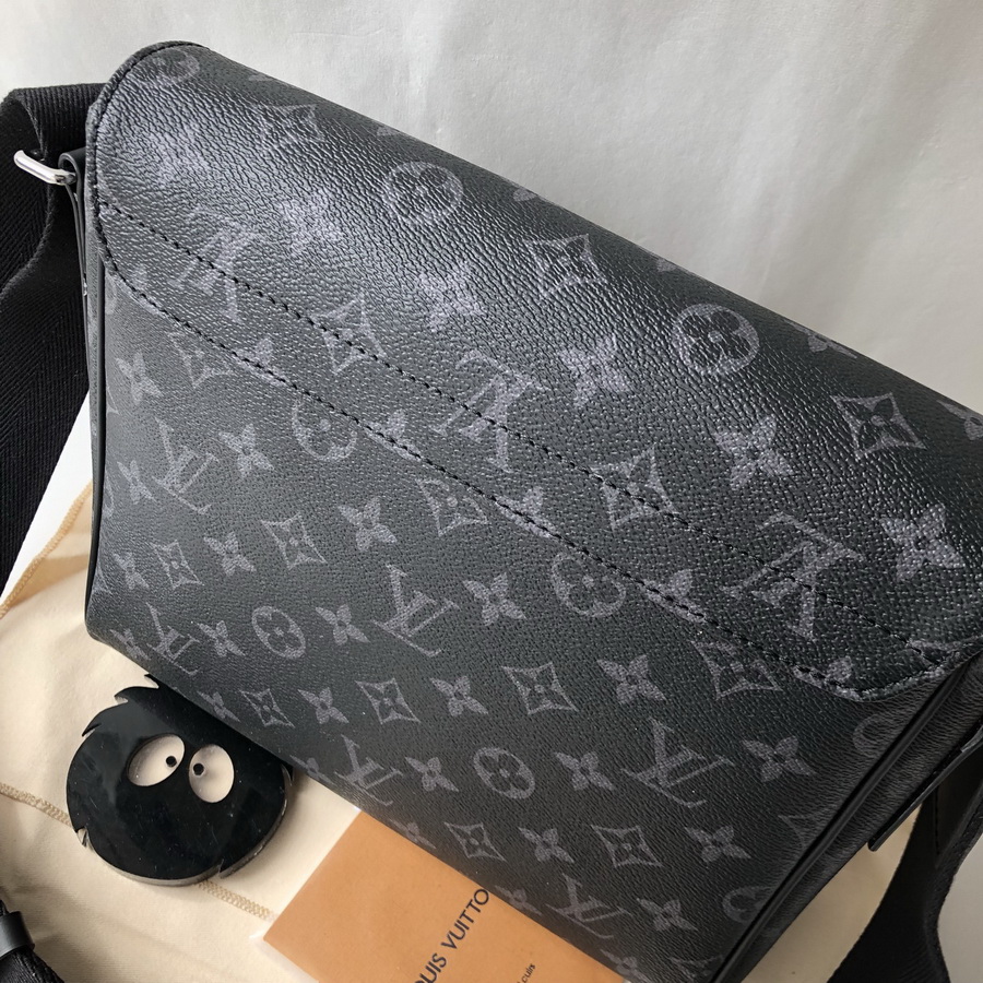 M44000 DISTRICT PM, Louis Vuitton LV Handbag