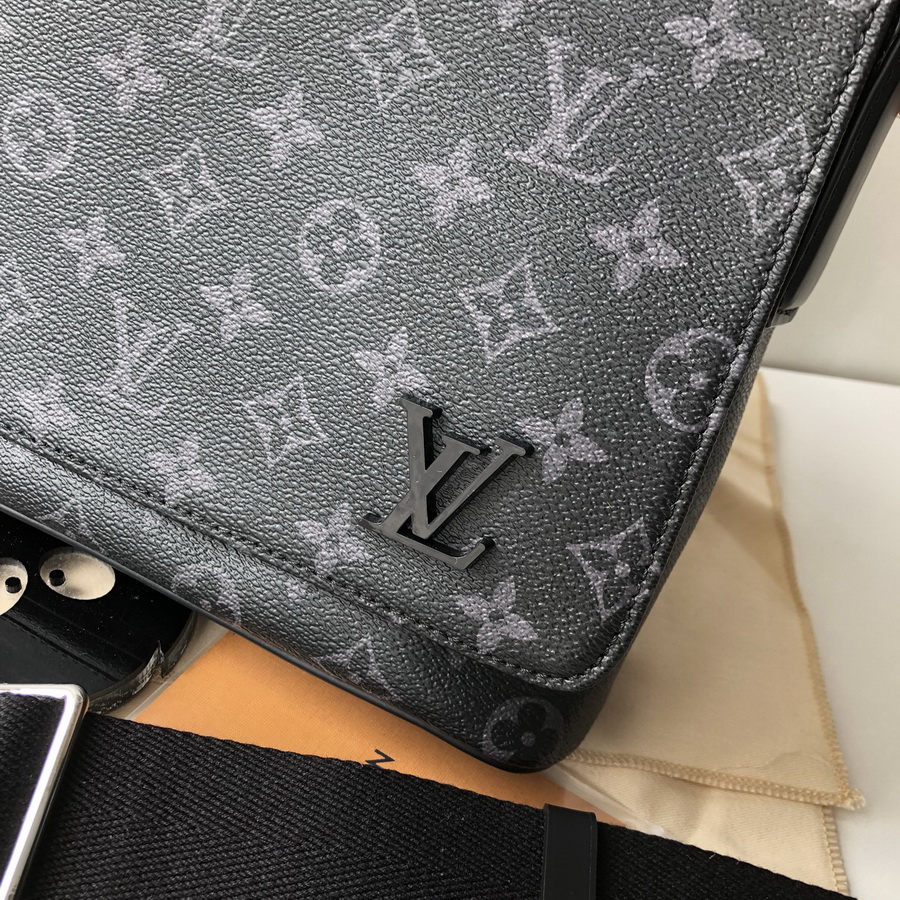 M44000 DISTRICT PM, Louis Vuitton LV Handbag