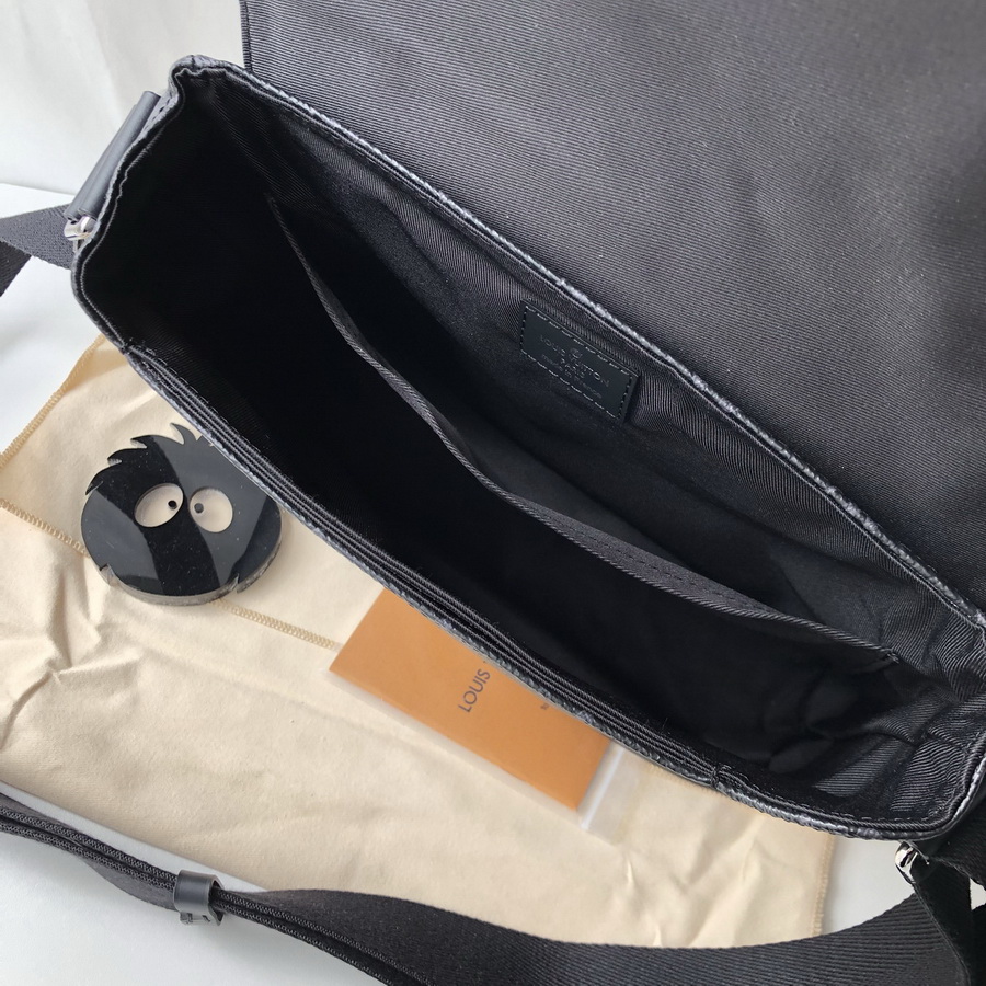 M44000 DISTRICT PM, Louis Vuitton LV Handbag