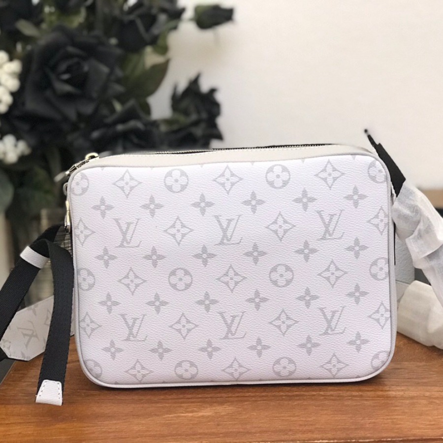 M30243 OUTDOOR MESSENGER, Louis Vuitton LV