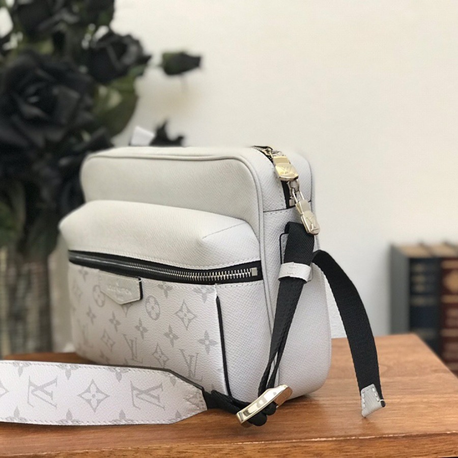 M30243 OUTDOOR MESSENGER, Louis Vuitton LV